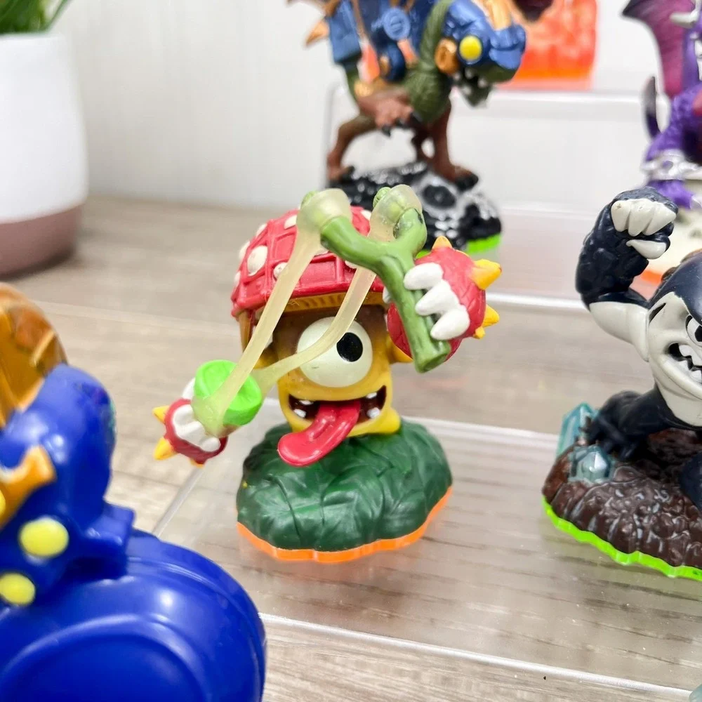 Skylander Lot of 10 Figures +2 Kids meal figures - Some broken, Read description